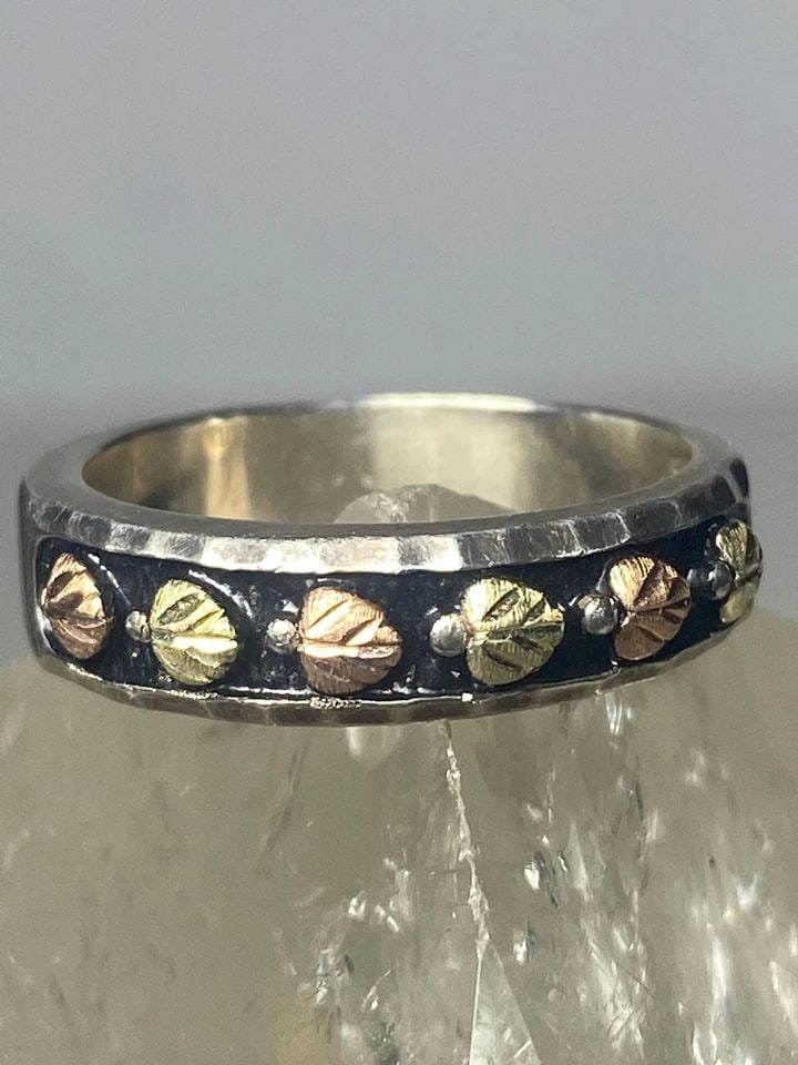BLACK HILLS GOLD RING LEAVES FLORAL BAND STERLING SILVER WOMEN GIRL: BLACK HILLS GOLD RING LEAVES FLORAL BAND STERLING SILVER WOMEN GIRL Black Hills Gold ring Leaves floral band sterling silver women girl Size 6.75 Between a size 6.75 and a size 7 Weight 4.7g Band Widt