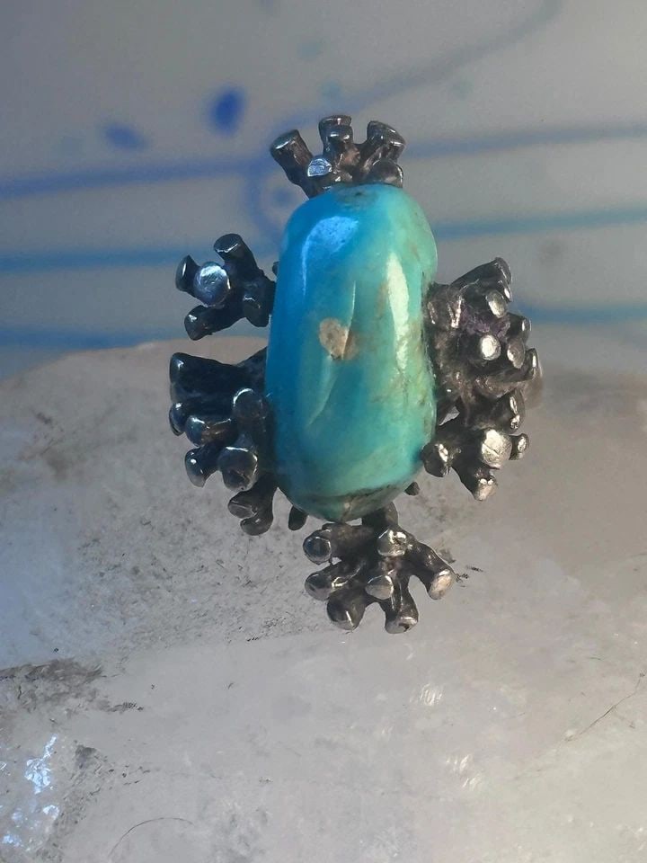 TURQUOISE RING LONG BRUTALIST STERLING SILVER SIZE 9 WOMEN: TURQUOISE RING LONG BRUTALIST STERLING SILVER SIZE 9 WOMEN Turquoise ring long brutalist sterling silver size 9 women Size 9 Weight 9.4g Length. 1. 1/8" Width 3/4" Thinnest part of band 1/8"