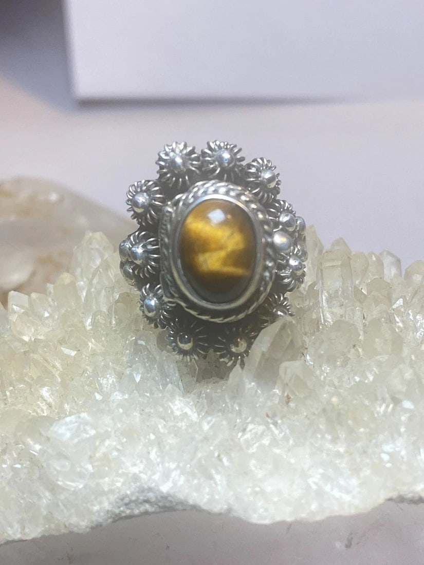 TIGER EYE RING POISON STERLING SILVER MEXICAN WOMEN GIRLS: TIGER EYE RING POISON STERLING SILVER MEXICAN WOMEN GIRLS Tiger eye ring Poison sterling silver Mexico women Size 8.25 Weight 8.8g Length 1" Width 3/8" Thinnest back of band 3/16"