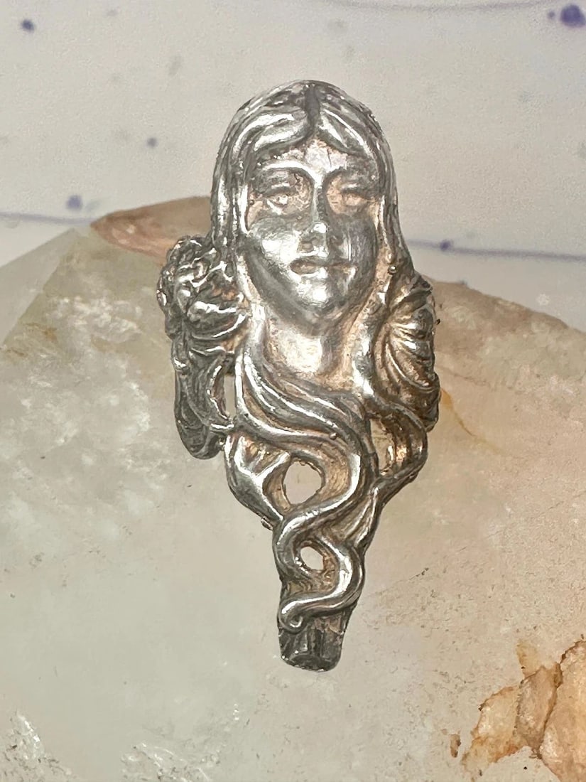 LADY FACE RING SIZE 5 ART DECO LONG HAIR STERLING SILVER WOMEN: LADY FACE RING SIZE 5 ART DECO LONG HAIR STERLING SILVER WOMEN Lady face ring size 5 Art deco long hair sterling silver women Size 5 Between a size 5 and a size 5.25 Weight. 10.8g Length 1" Length 1 1