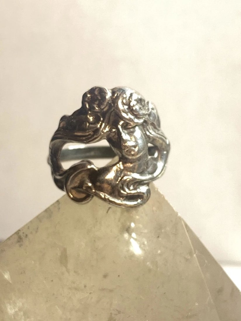 FACE RING SIZE 7.75 FIGURATIVE ART DECO BAND STERLING SILVER WOMEN GIRLS: FACE RING SIZE 7.75 FIGURATIVE ART DECO BAND STERLING SILVER WOMEN GIRLS Face ring figurative Art Deco band sterling silver women girls Size 7.75 Between a size 7.75 and a size 8 Weight 4.7g Length 3/