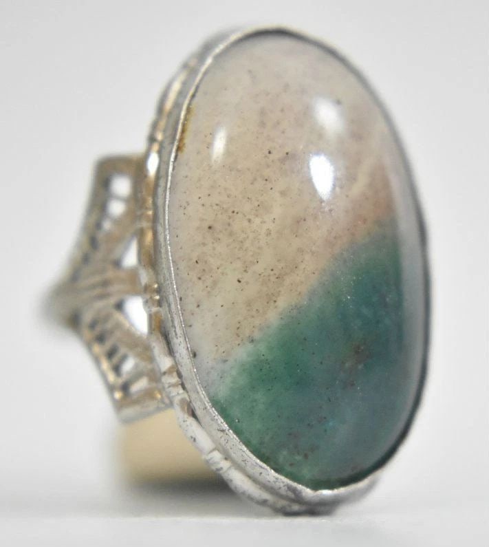 AGATE RING ART DECO STERLING SILVER SIZE 7: AGATE RING ART DECO STERLING SILVER SIZE 7 Agate ring Art Deco sterling silver filigree Green & Earthy tones Size 7 weight 4.9g Widest part of band 1" Thinnest part of band 3/32 Delivered in a Gift Bo