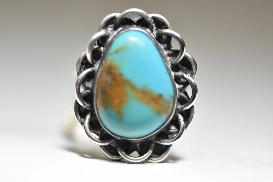 TURQUOISE RING NAVAJO FLOWER SOUTHWEST STERLING SILVER WOMEN: TURQUOISE RING NAVAJO FLOWER SOUTHWEST STERLING SILVER WOMEN Turquoise ring Navajo flower southwest sterling silver women Size 7.25 Weight 7.3g length of front of ring 1 1/4" Width of front of ring 31