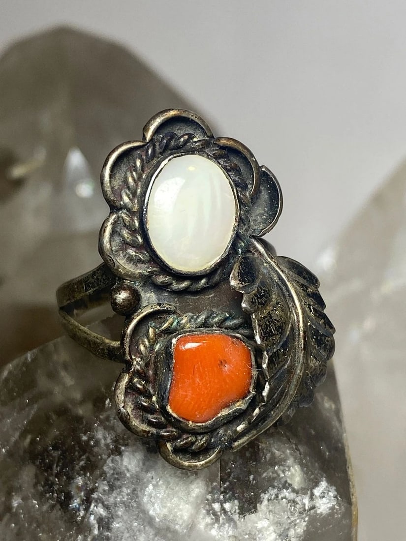 CORAL RING MOP SIZE 9.50 NAVAJO FEATHERS STERLING SILVER WOMEN: CORAL RING MOP SIZE 9.50 NAVAJO FEATHERS STERLING SILVER WOMEN Coral ring MOP size 9.50 Navajo feathers sterling silver women Size 9.50 Between a size 9.5 and a size 9.75 Weight 7.4g Length 1. 1/4" Wi