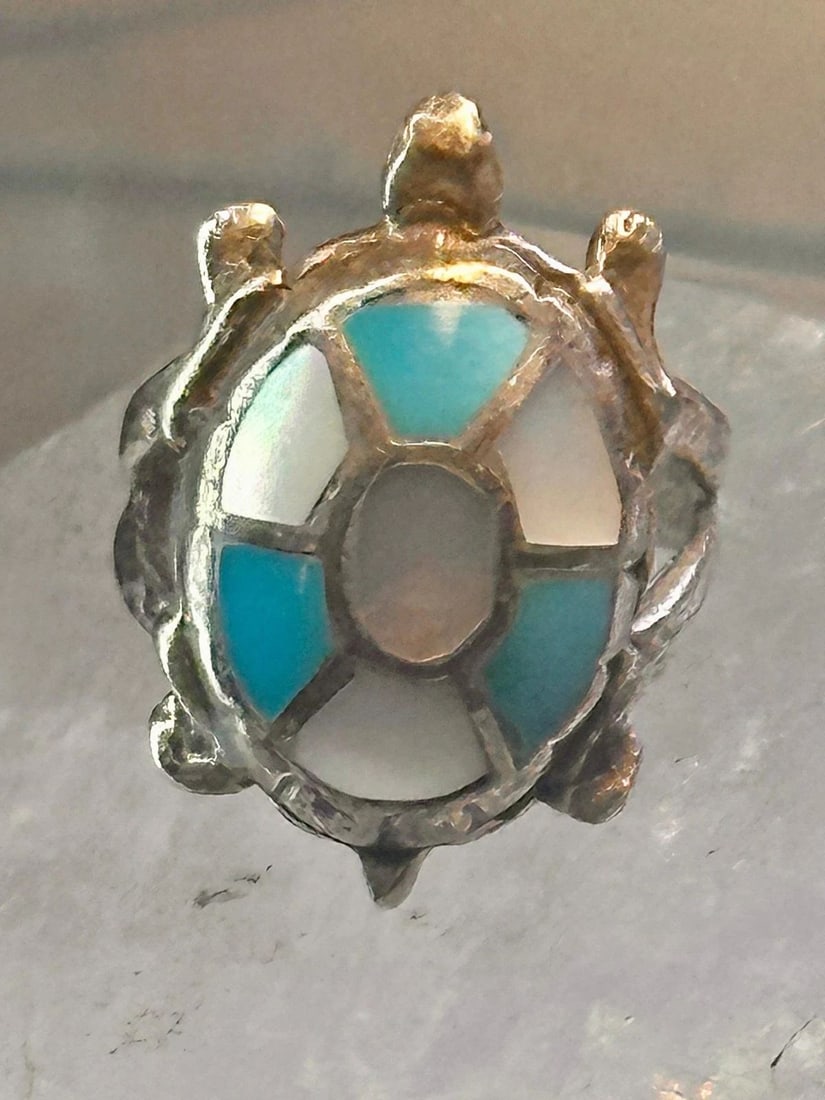 ZUNI TURTLE RING TURQUOISE MOTHER OF PEARL SIZE 6 STERLING SILVER WOMEN GIRLS: ZUNI TURTLE RING TURQUOISE MOTHER OF PEARL SIZE 6 STERLING SILVER WOMEN GIRLS Zuni turtle ring turquoise mother of pearl size 6 sterling silver women Size 6 Between a size 6 and a szie 6.25 Weight. 5.