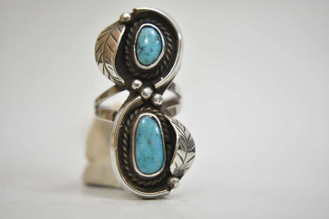 LONG TURQUOISE RING NAVAJO STERLING SILVER WOMEN SIZE 5.25: LONG TURQUOISE RING NAVAJO STERLING SILVER WOMEN SIZE 5.25 Long Turquoise ring Navajo sterling silver women Size 5.25 between a size 5.25 and size 5.50 Weight 6.8g Widest part of band Length of the fr