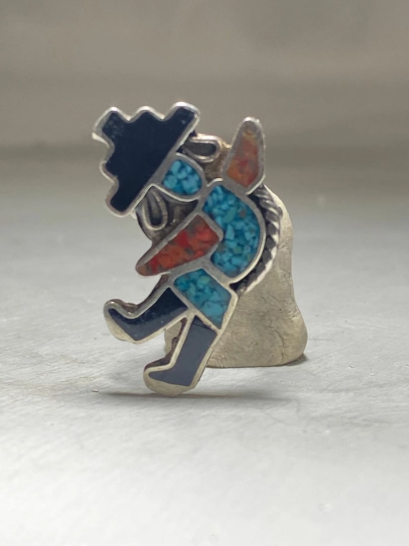 KACHINA RING TURQUOISE CORAL CHIPS SOUTHWEST STERLING SILVER WOMEN GIRLS: KACHINA RING TURQUOISE CORAL CHIPS SOUTHWEST STERLING SILVER WOMEN GIRLS Kachina ring turquoise coral chips southwest sterling silver women Size 7.75 Weight 6.8g Length 1 1/4" Width. 3/4" Thinnest par