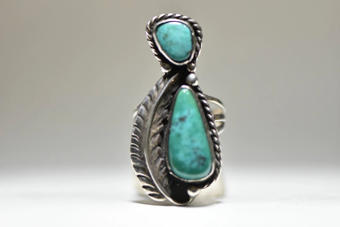 TURQUOISE RING LONG NAVAJO SOUTHWEST STERLING SILVER: TURQUOISE RING LONG NAVAJO SOUTHWEST STERLING SILVER Turquoise ring long Navajo southwest sterling silver size 8 weight 10.4g Widest part of band 1 7/8" Thinnest part of band 3/4" Delivered in a Gift 