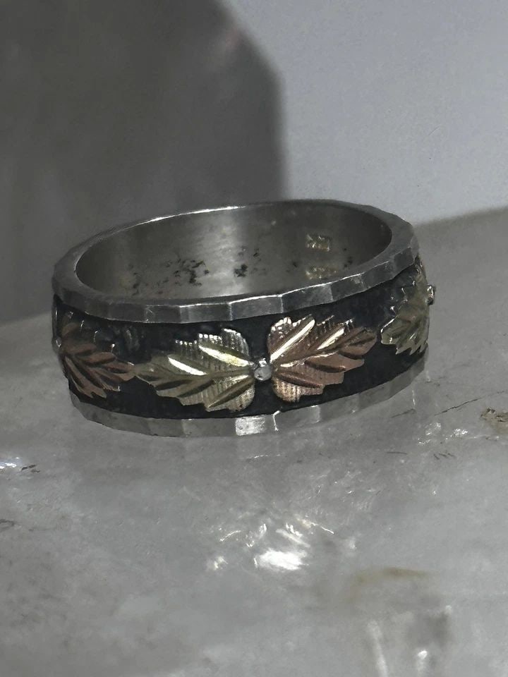 BLACK HILLS GOLD RING SIZE 5.75 LEAVES WEDDING BAND STERLING SILVER BAND WOMEN: BLACK HILLS GOLD RING SIZE 5.75 LEAVES WEDDING BAND STERLING SILVER BAND WOMEN Black Hills Gold ring size 5.75 leaves wedding band sterling silver band women Size 5.75 Weight. 4.8g Width. 1/4"
