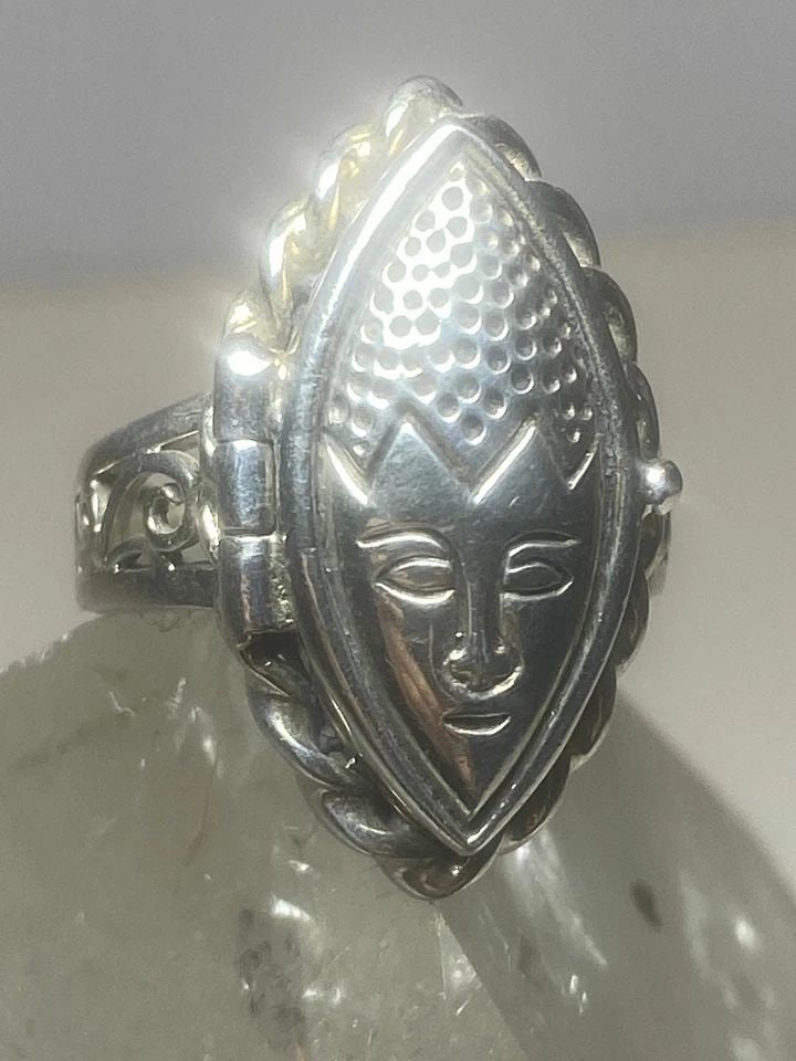POISON RING LONG FACE BAND STERLING SILVER WOMEN GIRLS: POISON RING LONG FACE BAND STERLING SILVER WOMEN GIRLS Poison ring long face band sterling silver women girls Size 6.50 Between. a size 6.50 and a size 6.75 Weight 9.7g Length 1" Width 1/2" Thinnest p