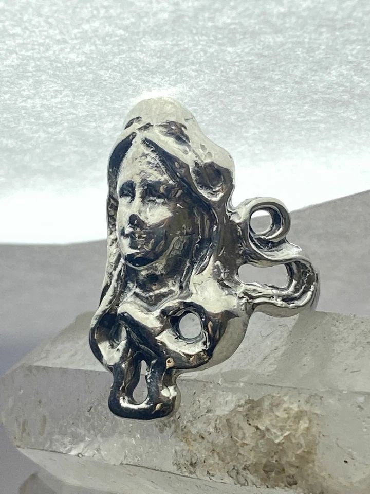 FACE RING WITH LONG HAIR ART DECO INFLUENCES STERLING SILVER: FACE RING WITH LONG HAIR ART DECO INFLUENCES STERLING SILVER Face ring with long hair art deco influences sterling silver Size. 5 Weight 7.2g Length. 1. 1/8" Width. 1/2" Thinnest part 1/8"