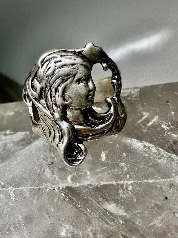 FACE RING LADY STAR SIZE 9.25 LONG HAIR ART DECO STYLE STERLING SILVER WOMEN: FACE RING LADY STAR SIZE 9.25 LONG HAIR ART DECO STYLE STERLING SILVER WOMEN Face ring lady star size 9.25 long hair art deco style sterling silver women Size 9.25 Weight 8.3g Width. 7/8" Thinnest par
