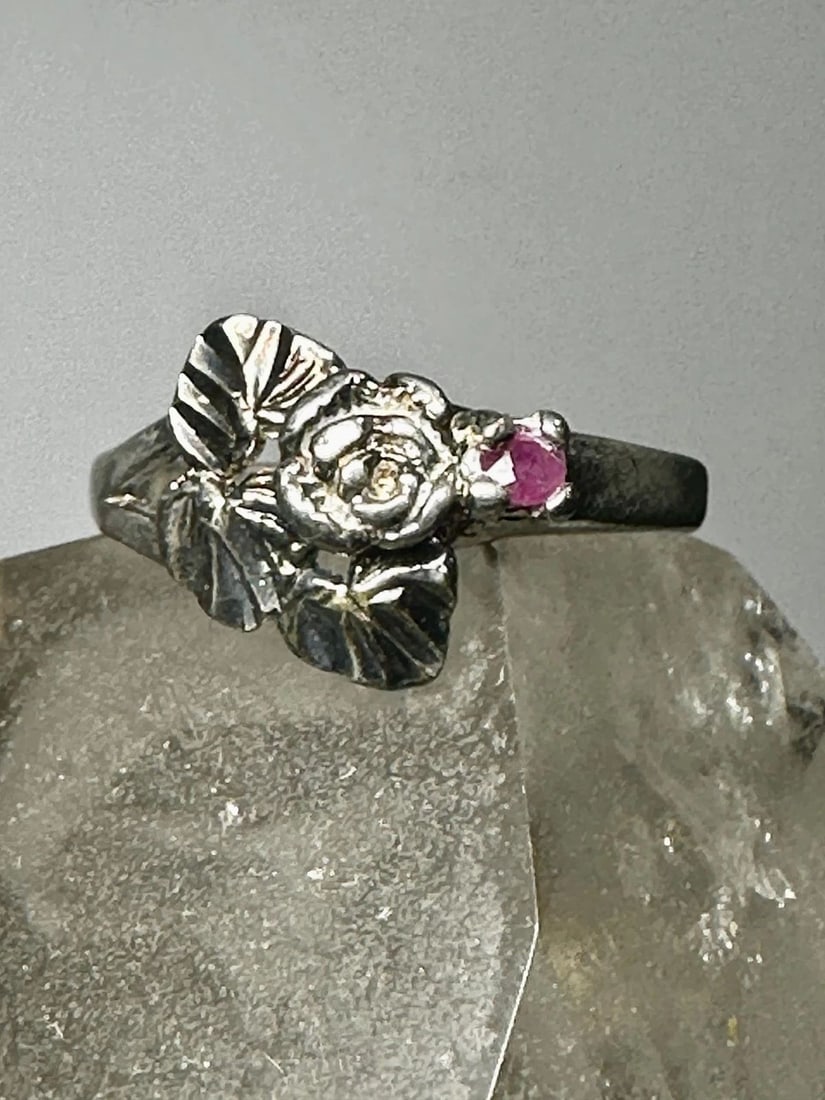BLACK HILLS GOLD RING SIZE 6.75 ROSE PINK ICE LEAVES STERLING SILVER BAND WOMEN: BLACK HILLS GOLD RING SIZE 6.75 ROSE PINK ICE LEAVES STERLING SILVER BAND WOMEN Black Hills Gold ring size 6.75 rose leaves pink ice sterling silver band women girls Size 6.75 Between a size 6.75 and 
