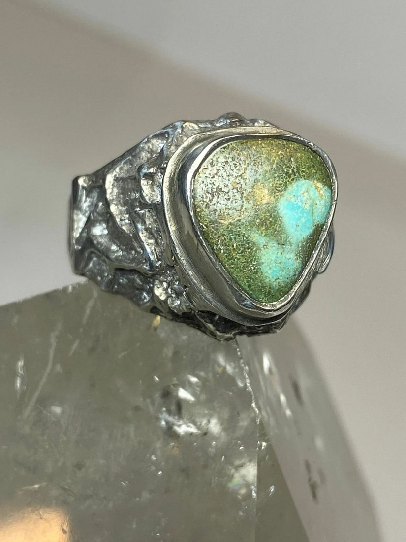 TURQUOISE RING BRUTALIST SOUTHWEST STERLING SILVER WOMEN MEN: TURQUOISE RING BRUTALIST SOUTHWEST STERLING SILVER WOMEN MEN Turquoise ring brutalist southwest sterling silver women men Size 7.75 Between a size 7.75 and a size 8 Weight 7.7g Length. 5/8" Width. 1/2
