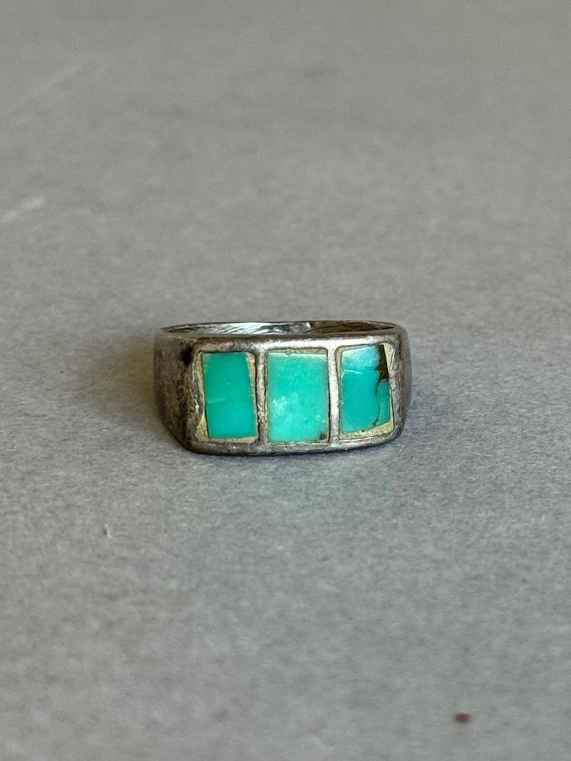 OLD PAWN ZUNI STERLING SILVER AND TURQUOISE RING. SIZE 7 1/2: OLD PAWN ZUNI STERLING SILVER AND TURQUOISE RING. SIZE 7 1/2 Old Pawn Navajo Sterling Silver and Turquoise Ring. Size 7 1/2 ..