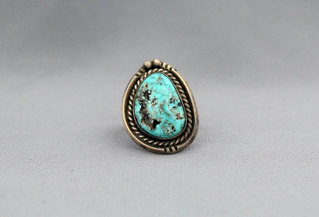 OLD PAWN NAVAJO STERLING SILVER AND TURQUOISE RING SIZE 7: OLD PAWN NAVAJO STERLING SILVER AND TURQUOISE RING SIZE 7 Item Description: 1 1/8" tall