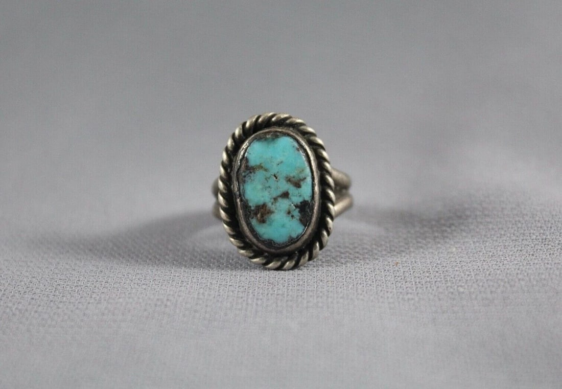 OLD PAWN NAVAJO STERLING SILVER AND TURQUOISE RING SIZE 4: OLD PAWN NAVAJO STERLING SILVER AND TURQUOISE RING SIZE 4 Item Description: 3/4” tall