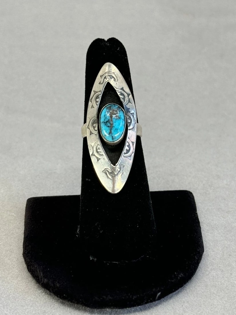 OLD PAWN NAVAJO STERLING SILVER RING WITH TURCUOISE IN SHADOWBOX. SIZE 6 (1 of 2)