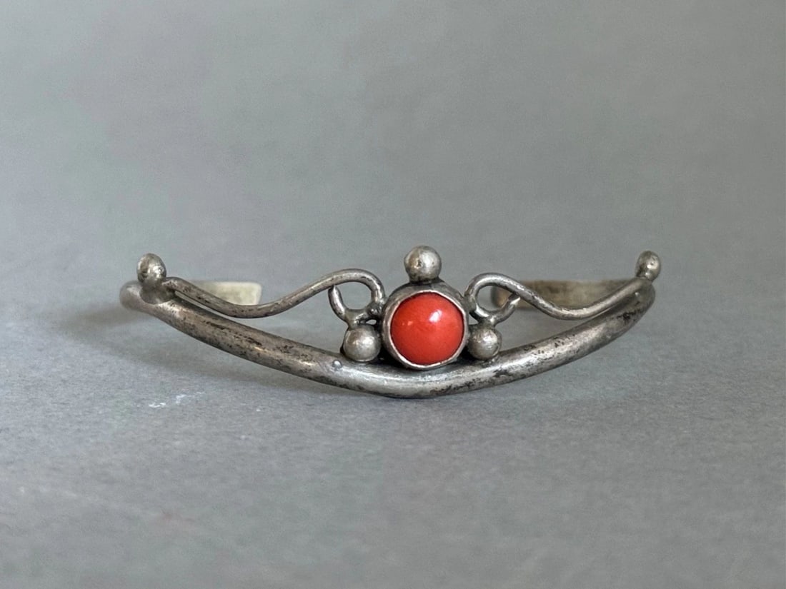 VINTAGE NAVAJO STERLING SILVER AND CORAL BRACELET SIGNED JG: VINTAGE NAVAJO STERLING SILVER AND CORAL BRACELET SIGNED JG Vintage Navajo Sterling Silver and Coral Bracelet Signed JG 1/2" Wide ..4 3/4 " Around Inside ..with a 1" Opening ..