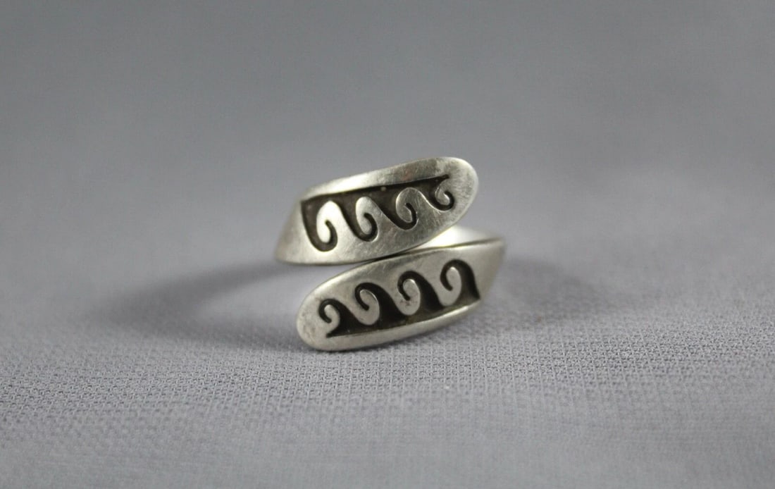 OLD PAWN HOPI STERLING SILVER RING SIZE 7 1/2 ADJUSTABLE: OLD PAWN HOPI STERLING SILVER RING SIZE 7 1/2 ADJUSTABLE Item Description: 3/4” tall
