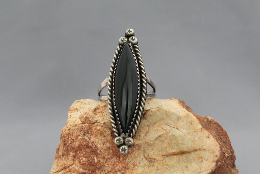 OLD PAWN NAVAJO STERLING SILVER AND BLACK JET STONE RING SIZE 6 3/4 (1 of 1)