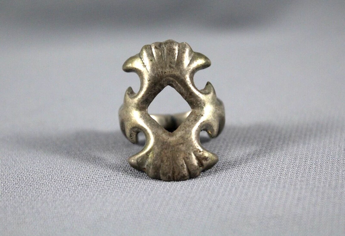 OLD PAWN NAVAJO CAST STERLING SILVER RING - SIZE 8.5: OLD PAWN NAVAJO CAST STERLING SILVER RING - SIZE 8.5 Item Description: 1 1/8” tall