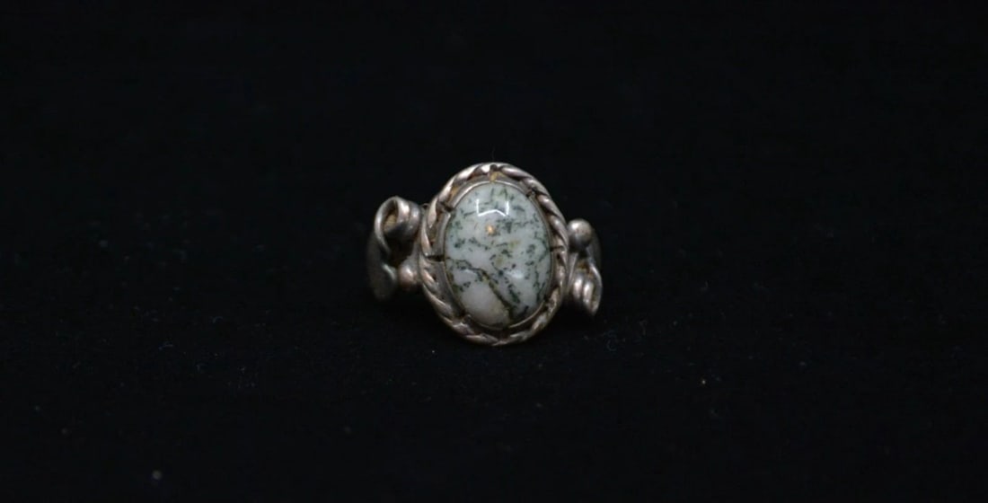 VINTAGE NAVAJO STERLING SILVER RING - AGATE STONE WITH LEAVES TENDRILS - SZ 7: VINTAGE NAVAJO STERLING SILVER RING - AGATE STONE WITH LEAVES TENDRILS - SZ 7 This vintage Navajo ring has a nicely polished and shaped agate stone set into a sterling silver setting. At each side the