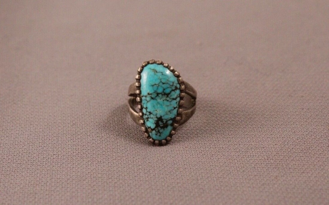 GREAT OLD NAVAJO STERLING AND TURQUOISE RING SIGNED J.LEWIS SIZE 4: GREAT OLD NAVAJO STERLING AND TURQUOISE RING SIGNED J.LEWIS SIZE 4 Item Description: 7/8" tall Nice Turquoise Navajo Ring Size 4
