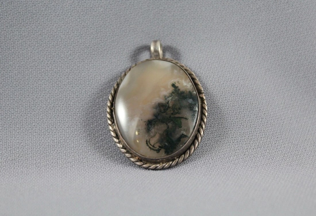 OLD PAWN NAVAJO SILVER AND PICTURE AGATE PENDANT: OLD PAWN NAVAJO SILVER AND PICTURE AGATE PENDANT Item Description: 1 1/2” tall