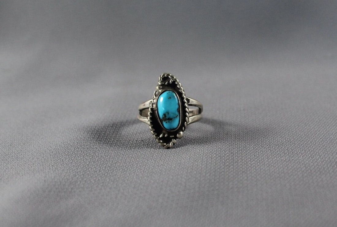 OLD PAWN NAVAJO STERLING SILVER AND TURQUOISE RING SIZE 5 3/4: OLD PAWN NAVAJO STERLING SILVER AND TURQUOISE RING SIZE 5 3/4 Item Description: 7/8" tall