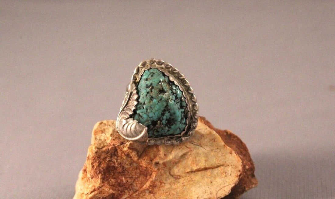 OLD PAWN NAVAJO STERLING SILVER AND TURQUOISE NUGGET RING SIZE 8 3/4: OLD PAWN NAVAJO STERLING SILVER AND TURQUOISE NUGGET RING SIZE 8 3/4 Item Description: 1 1/8" tall