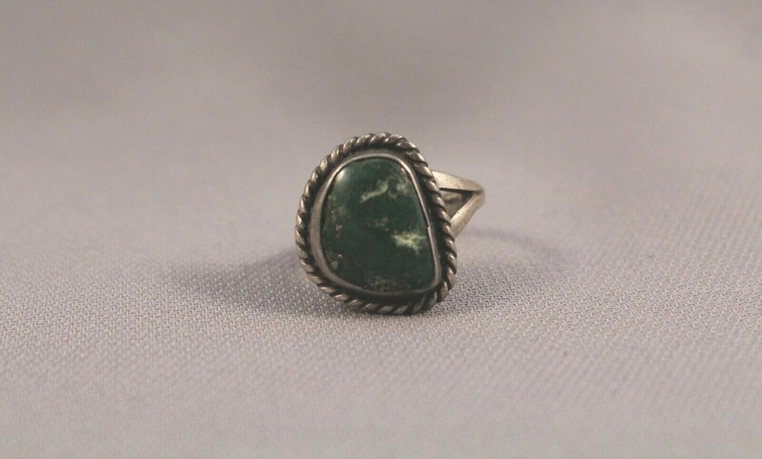 OLD PAWN NAVAJO STERLING SILVER AND TURQUOISE RING SIZE 5 1/2: OLD PAWN NAVAJO STERLING SILVER AND TURQUOISE RING SIZE 5 1/2 Item Description: 5/8” tall