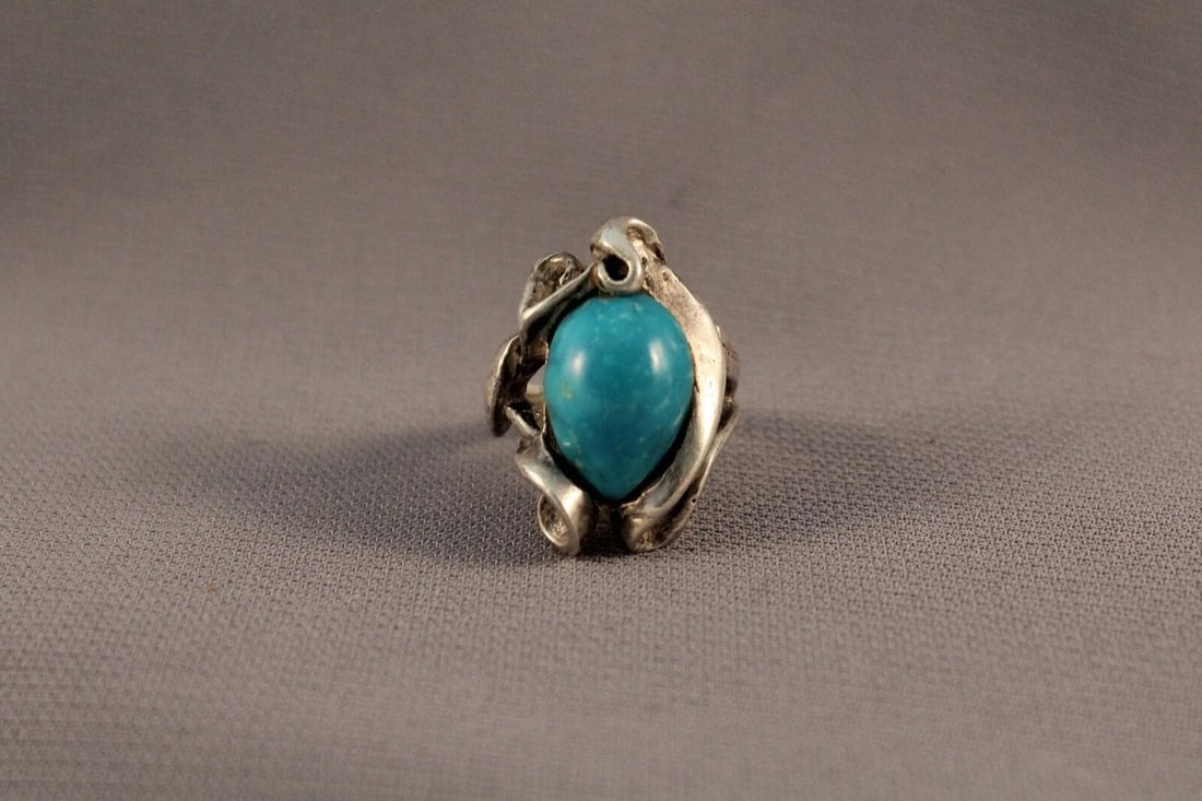 OLD PAWN NAVAJO TURQUOISE RING SIZE 6: OLD PAWN NAVAJO TURQUOISE RING SIZE 6 Item Description: 1” tall