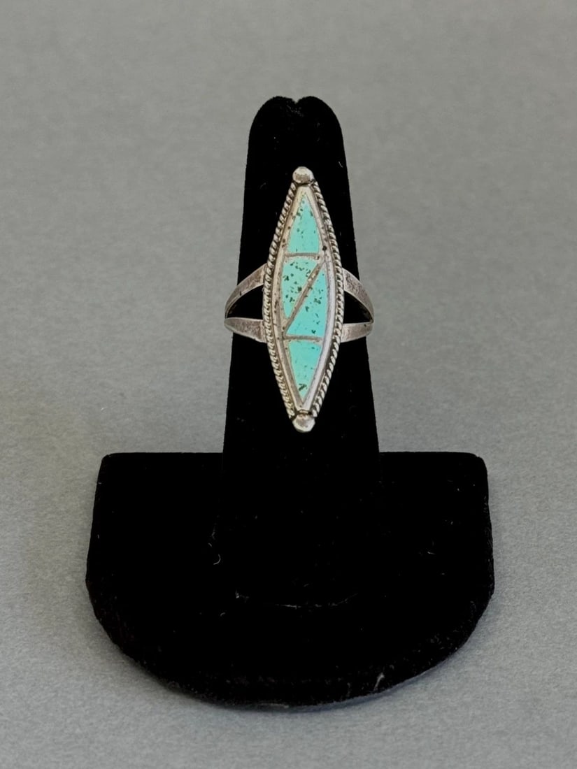 VINTAGE ZUNI STERLING SILVER AND TURQUOISE RING. SIZE 6 (1 of 2)