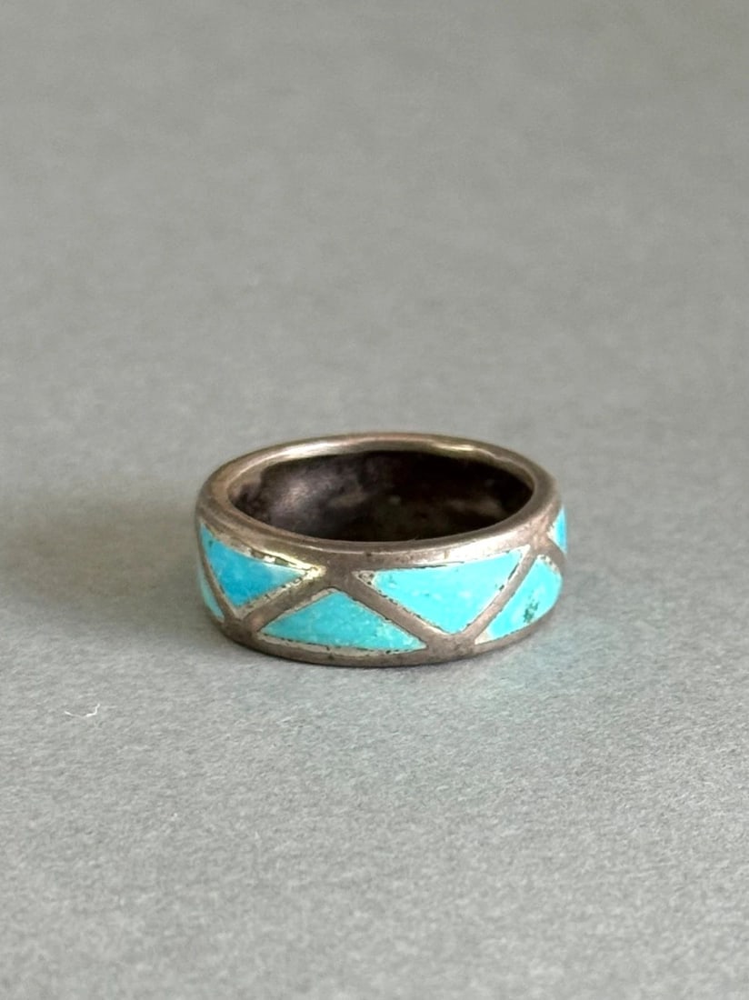 OLD PAWN NAVAJO STERLING SILVER WITH TURQUOISE INLAY RING. SIZE 8 1/2: OLD PAWN NAVAJO STERLING SILVER WITH TURQUOISE INLAY RING. SIZE 8 1/2 Old Pawn Navajo Sterling Silver with Turquoise inlay Ring. Size 8 1/2