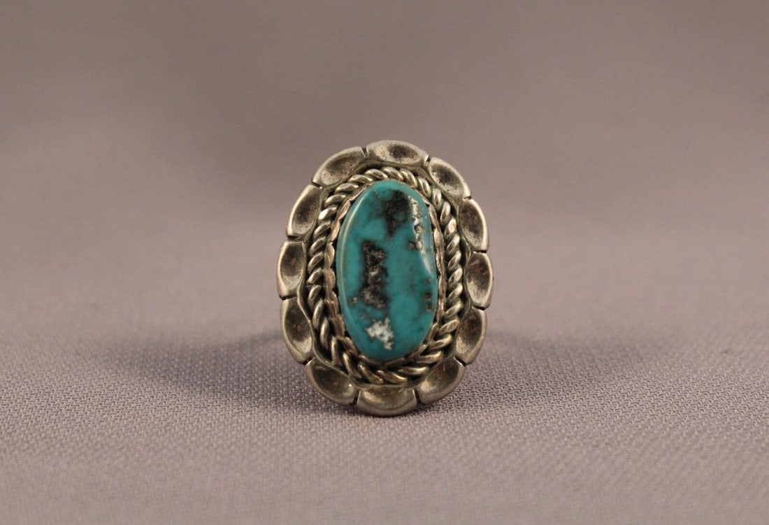 OLD PAWN NAVAJO STERLING SILVER AND TURQUOISE RING SIZE 5 1/4 (1 of 2)