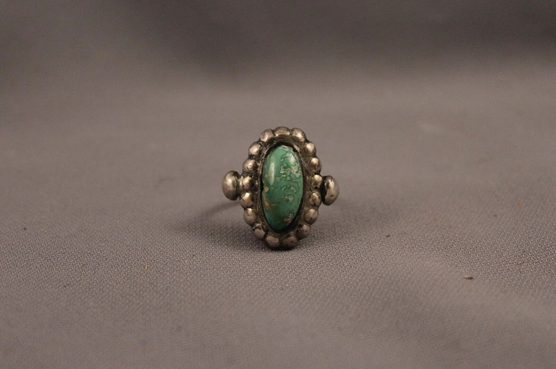 OLD PAWN NAVAJO STERLING SILVER AND TURQUOISE RING SIZE 6: OLD PAWN NAVAJO STERLING SILVER AND TURQUOISE RING SIZE 6 Item Description: 7/8" tall
