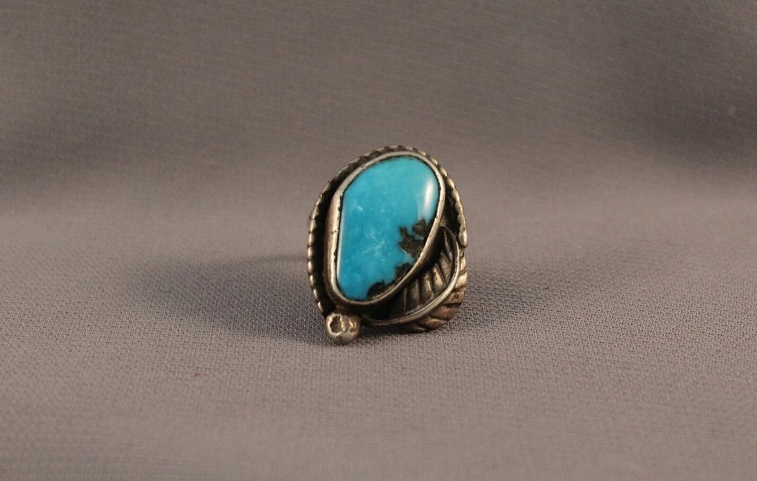 OLD PAWN NAVAJO STERLING SILVER AND TURQUOISE RING SIZE 5 3/4: OLD PAWN NAVAJO STERLING SILVER AND TURQUOISE RING SIZE 5 3/4 Item Description: 1 1/4” tall