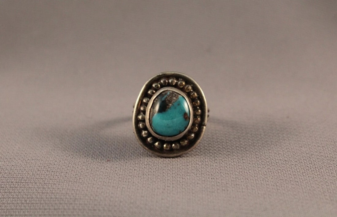 OLD PAWN NAVAJO STERLING SILVER AND TURQUOISE RING SIZE 7: OLD PAWN NAVAJO STERLING SILVER AND TURQUOISE RING SIZE 7 Item Description: 7/8” tall
