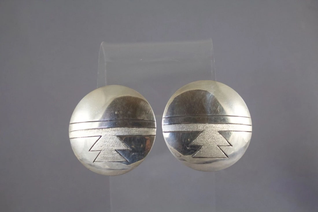 VINTAGE NAVAJO STERLING EARRINGS SIGNED CC WITH ARROW (1 of 2)