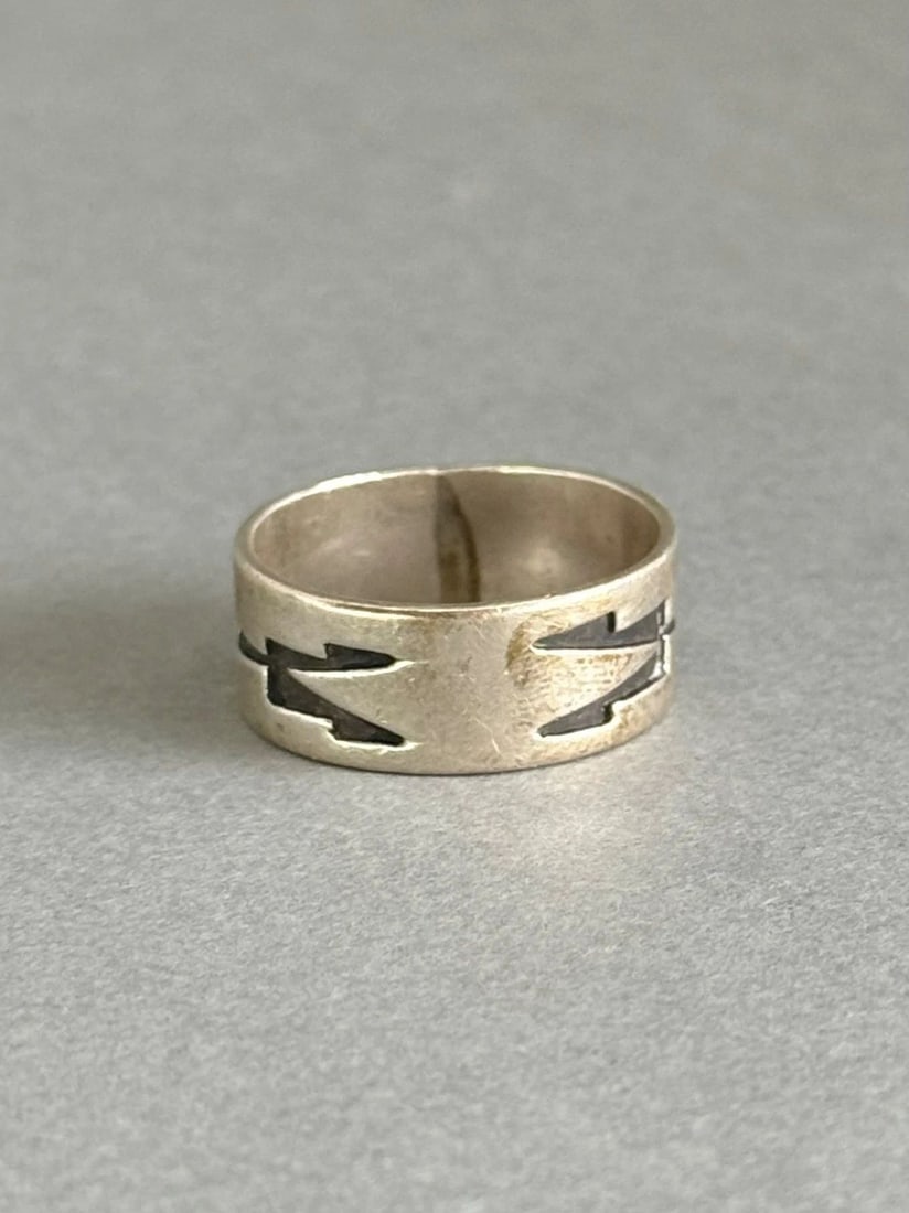 VINTAGE NAVAJO STERLING SILVER RING. SIGNED T. BILLY. SIZE 11 (1 of 1)