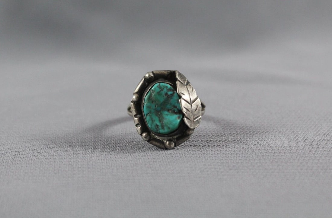 OLD PAWN NAVAJO STERLING SILVER ANDTURQUOISE RING SIZE 8: OLD PAWN NAVAJO STERLING SILVER ANDTURQUOISE RING SIZE 8 Item Description: 3/4” tall