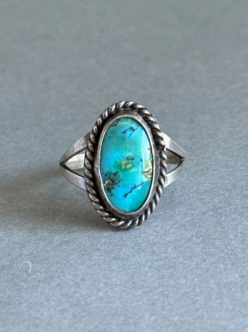OLD PAWN NAVAJO STERLING SILVER WITH TURQUOISE RING. SIZE 6 1/2: OLD PAWN NAVAJO STERLING SILVER WITH TURQUOISE RING. SIZE 6 1/2 Vintage Navajo Sterling Silver with Turquoise Ring. Size 6 1/2 .. 3/4" Tall