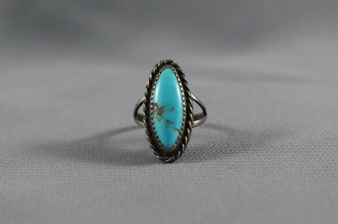 OLD PAWN NAVAJO STERLING SILVER AND TURQUOISE RING SIZE 6 1/2 (1 of 2)