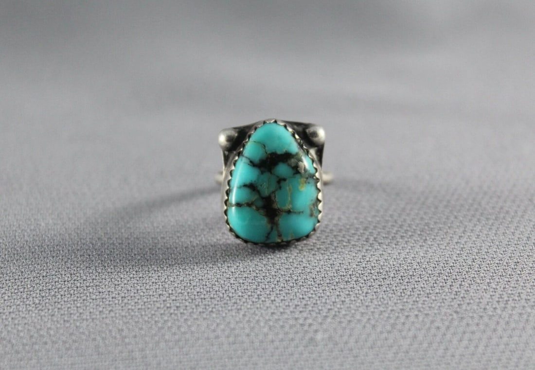 OLD PAWN NAVAJO STERLING AND TURQUOISE RING SIZE 4: OLD PAWN NAVAJO STERLING AND TURQUOISE RING SIZE 4 Item Description: 5/8” tall P