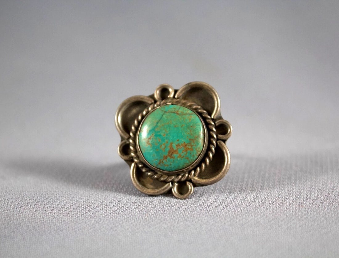OLD PAWN NAVAJO STERLING SILVER AND TURQUOISE RING SIZE 6 1/2: OLD PAWN NAVAJO STERLING SILVER AND TURQUOISE RING SIZE 6 1/2 Item Description: 1” tall