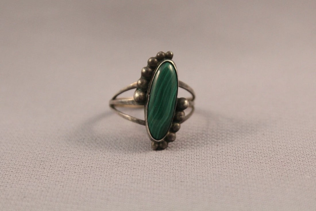 OLD PAWN NAVAJO MALACHITE AND SILVER RING SIZE 9: OLD PAWN NAVAJO MALACHITE AND SILVER RING SIZE 9 Item Description: 7/8” tall
