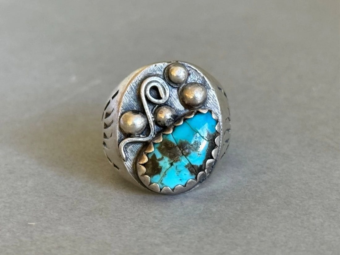 OLD PAWN NAVAJO STERLING SILVER AND TURQUOISE RING. SIZE 8 1/2: OLD PAWN NAVAJO STERLING SILVER AND TURQUOISE RING. SIZE 8 1/2 Old Pawn Navajo Sterling Silver and Turquoise Ring. Size 8 1/2 7/8" Tall Couple hair line cracks in Turquoise but Secure in setting .. 16