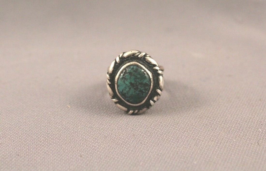 OLD PAWN NAVAJO TURQUOISE RING SIZE 6 1/4: OLD PAWN NAVAJO TURQUOISE RING SIZE 6 1/4 Item Description: 7/8" tall