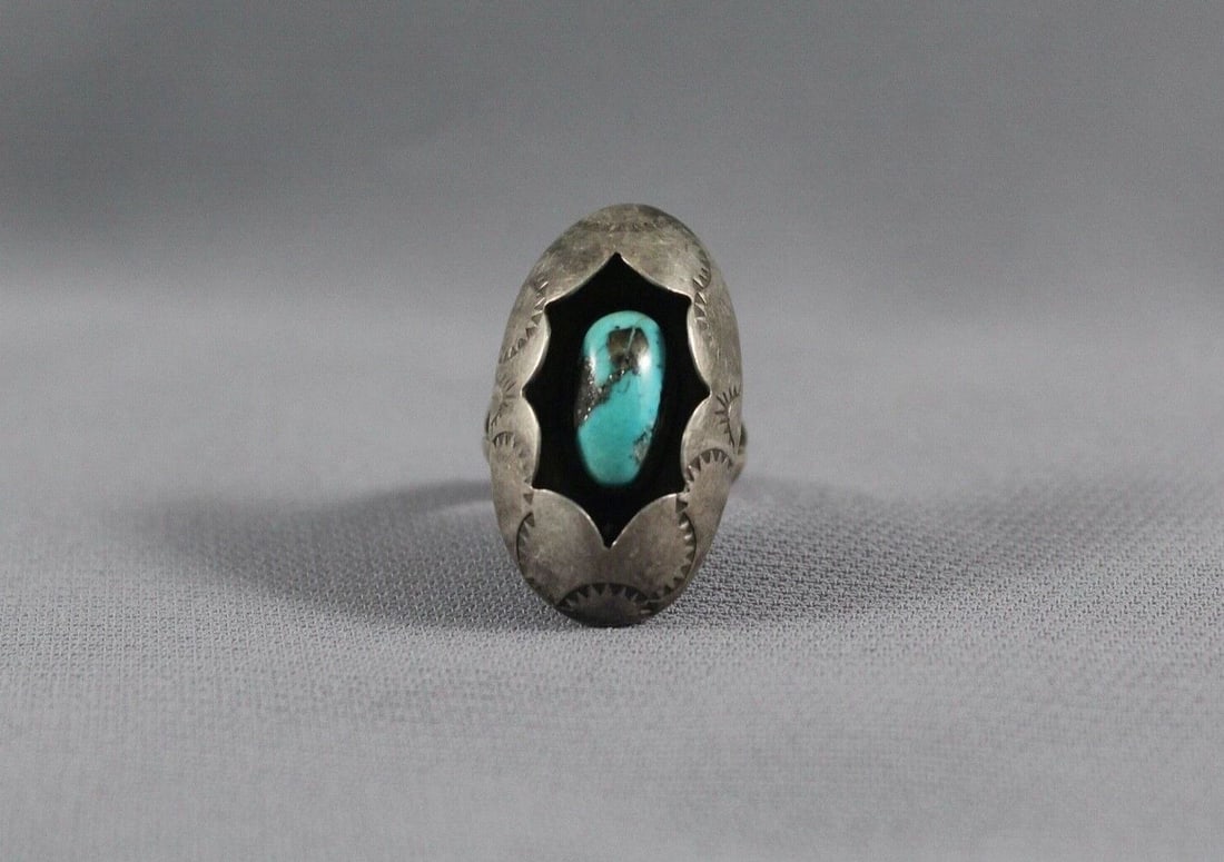 OLD PAWN NAVAJO TURQUOISE RING SIZE 6: OLD PAWN NAVAJO TURQUOISE RING SIZE 6 Item Description: 1 1/8” tall